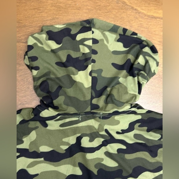 Woman’s Jolie + Joe Medium Pullover Green Camo Sweatshirt With Hood (0347) - Picture 5 of 8